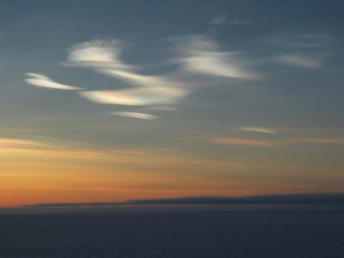Perleťová oblaka nad Antarktidou. Zdroj: Seth White.